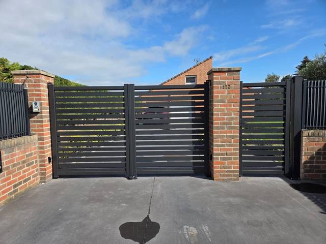 Portail aluminium anthracite installé par Fermotek