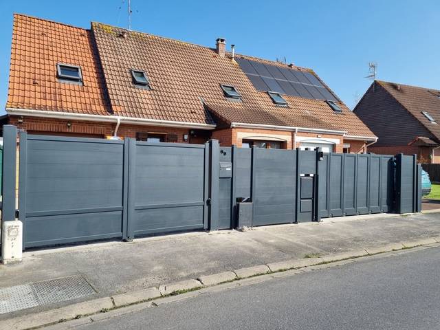 Portail aluminium anthracite avec boîte aux lettres intégrée, Fermotek