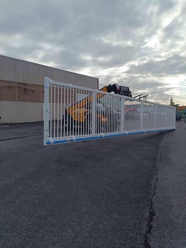 Portail battant noir motorisé installé par Fermotek