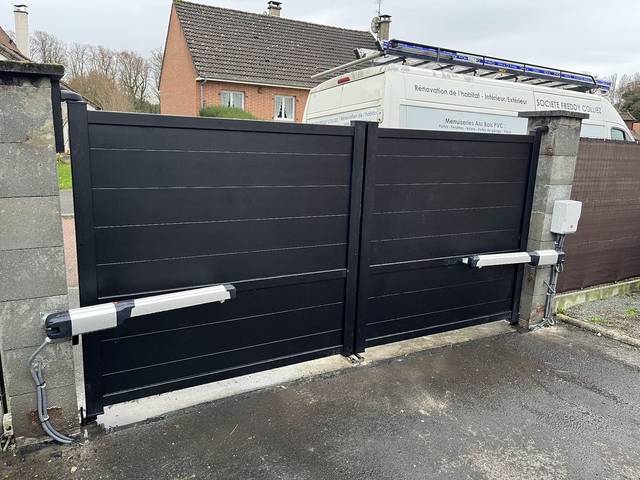 Portail aluminium anthracite cintré à barreaudage, Fermotek