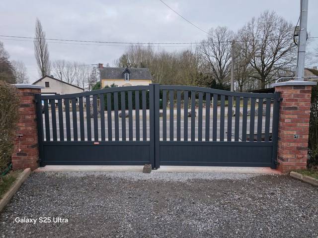 Portail aluminium sur mesure installé par Fermotek