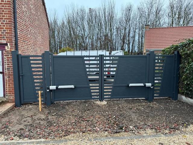 Clôture et portail aluminium assortis, réalisation Fermotek