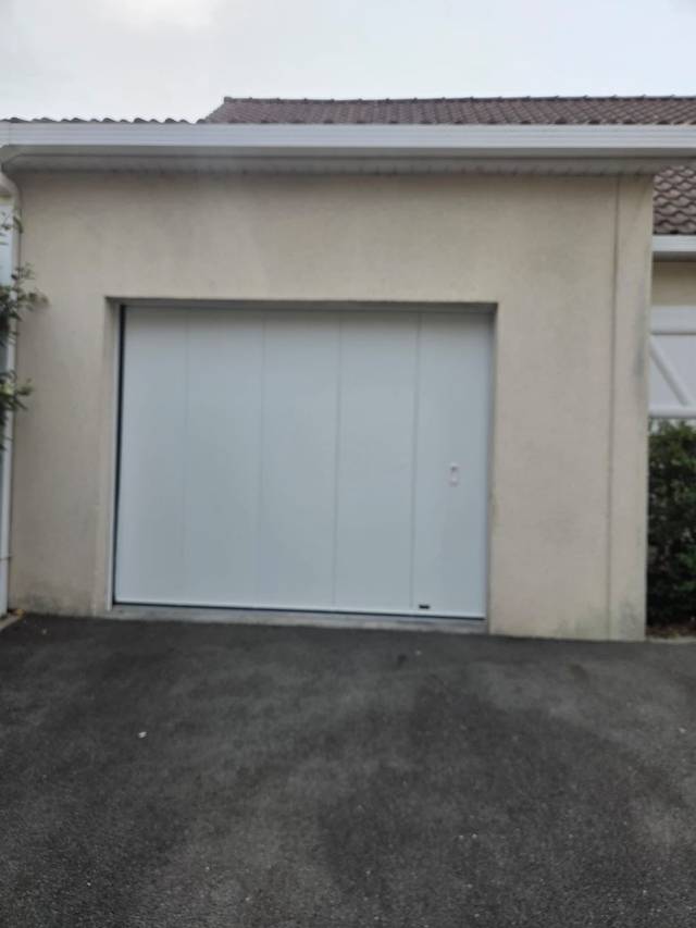 Porte de garage sectionnelle blanche installée par Fermotek