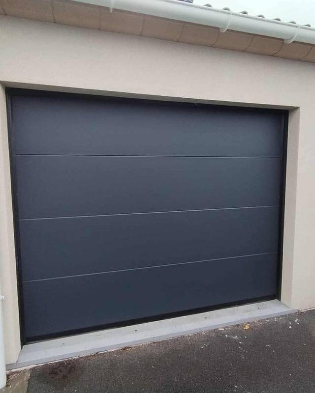 Porte de garage sectionnelle anthracite installée par Fermotek
