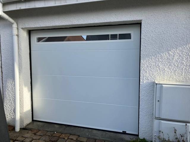 Porte de garage sectionnelle blanche installée par Fermotek