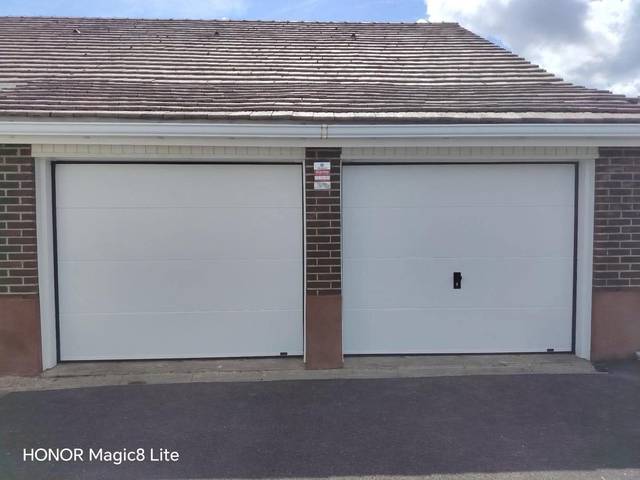 Double porte de garage sectionnelle blanche installée par Fermotek