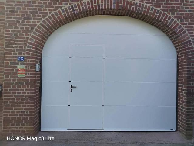 Porte de garage sectionnelle cintrée avec portillon intégré, Fermotek