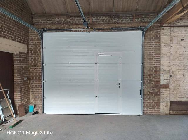 Porte de garage sectionnelle blanche avec portillon, vue intérieure, Fermotek