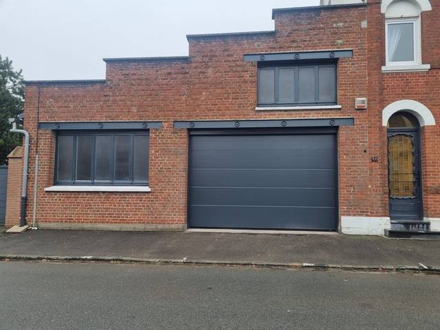 Porte de garage sectionnelle anthracite installée par Fermotek