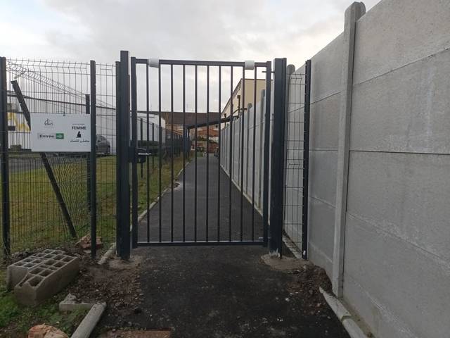 Portillon aluminium gris anthracite installé par Fermotek
